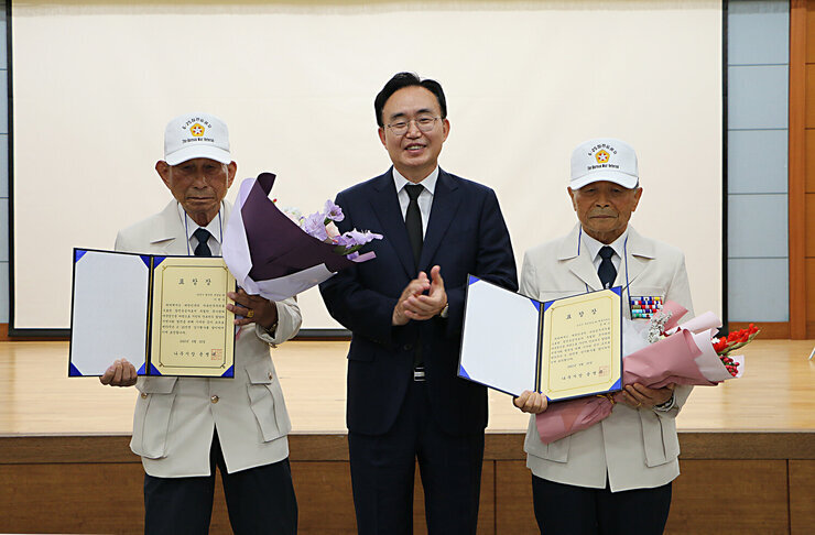 제73주년 6.25전쟁 상기행사 나주시장이 참전자 유공 표창자 분들과 기념촬영을 하고 있는 모습