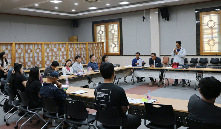 나주시 시민정책 아카데미 참여자 한명이 일어서서 의견을 말하고 있는 모습