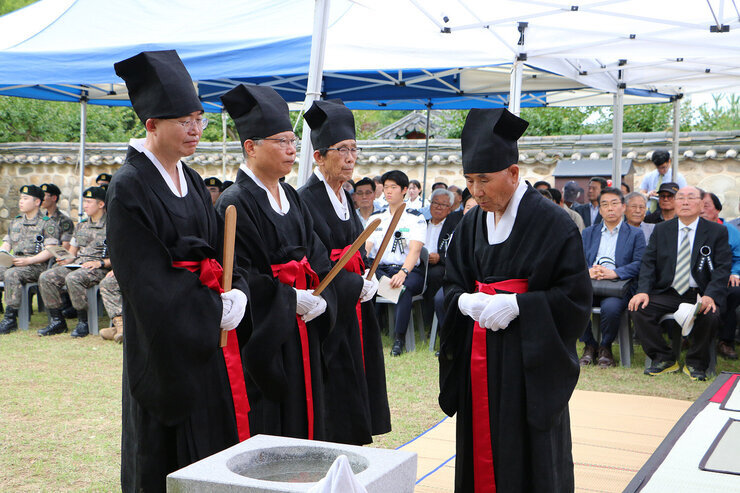 문열공 김천일선생 창의 제431주년 추모제향 나주시장이 제를 모시기 위해 제관복을 입고 서 있는 모습