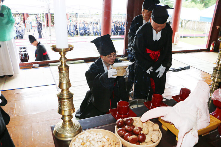 문열공 김천일선생 창의 제431주년 추모제향 나주시장이 제를 올리는 모습