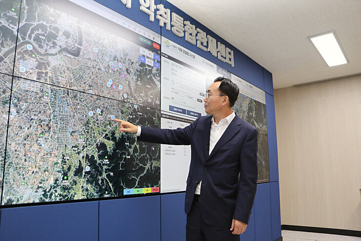악취통합관제센터 개소식 나주시장이 관제센터 화면을 손으로  가리키고 있는 모습