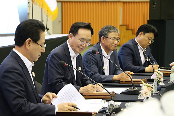 2023년 도민과의 대화 전남도지사와 나주시장이 질문에 대한 내용을 필기하며 검토하는 모습