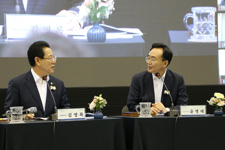 2023년 도민과의 대화 전남도지사와 나주시장이 시민의 질문에 서로 의견을 주고 받는 모습