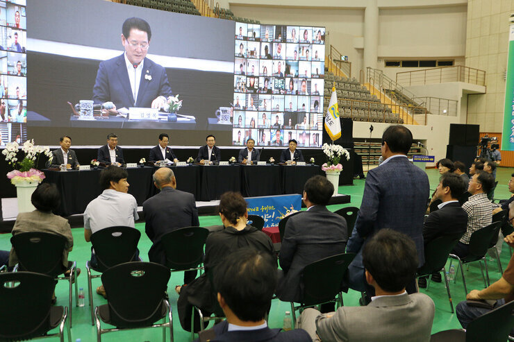 2023년 도민과의 대화 시민 한분이 일어서서 질문을 하고 있고 듣고 있는 전남도지사와 나주시장의 모습