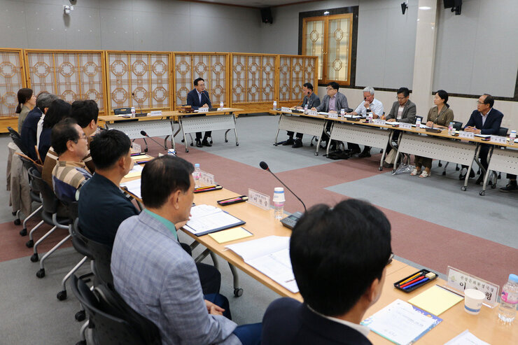 나주시 시민권익위원회 출범식 나주시장의 인사말 모습과 위원들이 앉아 있는 모습 좌측면