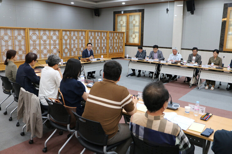나주시 시민권익위원회 출범식 나주시장과 출범식 위원들의 앉아 있는 모습