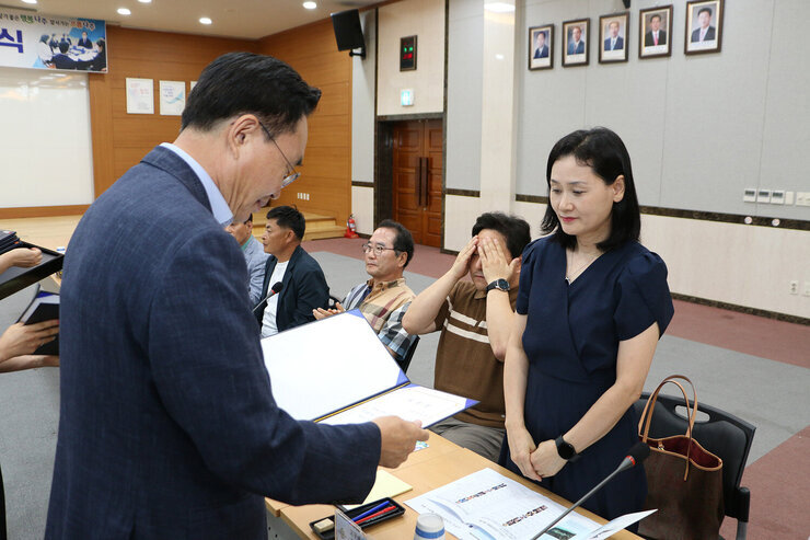 나주시 시민권익위원회 출범식 나주시장이 여성 위원에게 위촉장을 전달하고 있는 모습