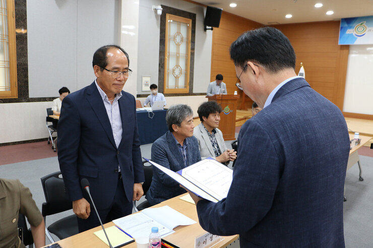 나주시 시민권익위원회 출범식 나주시장이 남성 위원에게 위촉장을 전달하고 있는 모습