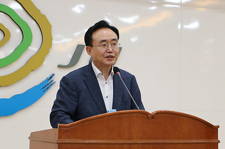 제8회 더 큰 나주아카데미 나주시장의 강사소개 및 인사말 모습 근접촬영