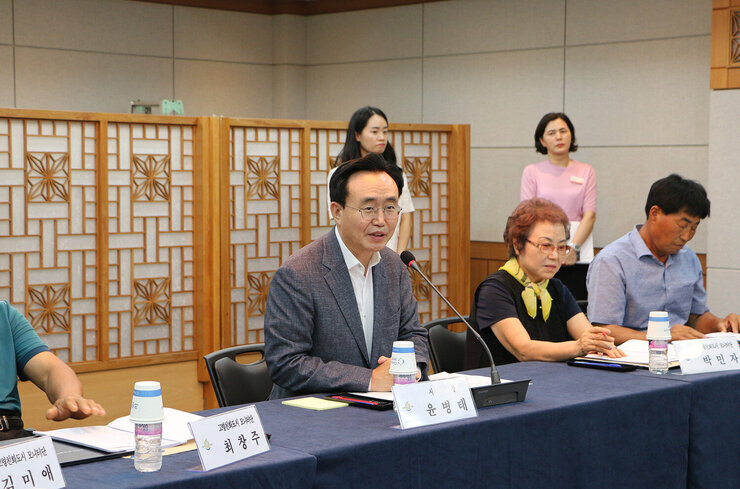고령친화도시 모니터링단 위촉식 나주시장이 여성 모니터링단 단원 에게 위촉장을 건네고 있는 모습