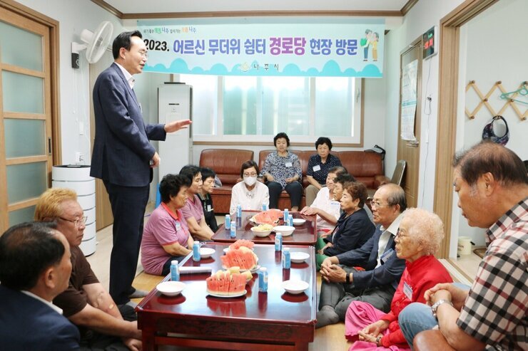 무더위쉼터 경로당 방문 - 영강동 나주시장이 자리에 서서 어르신들에게 인사말을 하고 있는 모습