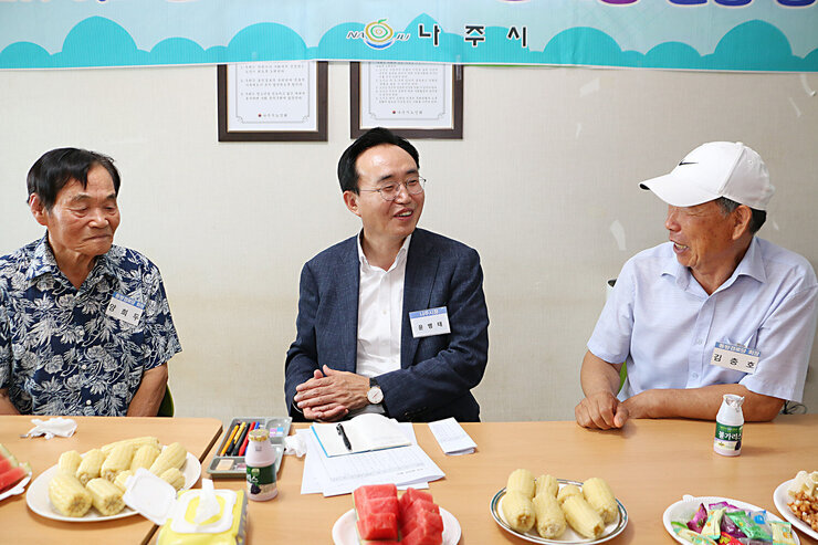 무더위쉼터 경로당 방문 - 영강동 나주시장과 옆에 앉아 있는 남성 어르신이 대화를 나누고 있는 모습