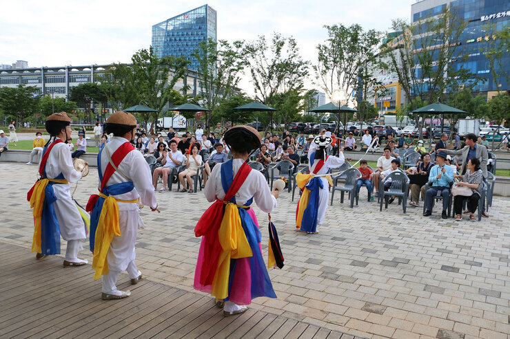 제33회 대한민국 마당극 축제 무대 뒷편에서 사물놀이패의 뒷못브이 보이고 관객들의 앉아 있는 앞모습이 보이는 전체 모습