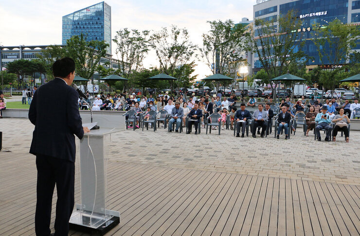 제33회 대한민국 마당극 축제 무대 뒷편에서 나주시장이 축사하는 뒷모습이 보이고 관객들의 앉아 있는 앞 모습이 보이는 전면