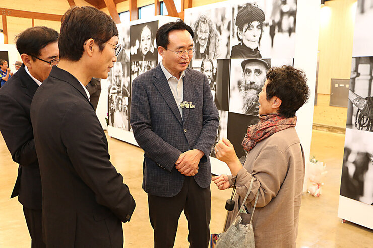 나주시 국제 레지던스 오픈 스튜디오 나주시장이 센터 안에서 여성 관람겍과 대화를 나누는 모습