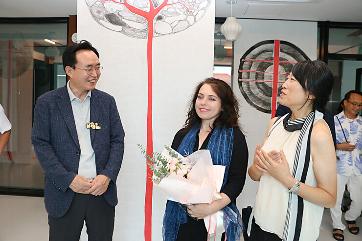 나주시 국제 레지던스 오픈 스튜디오 여성 외국인 작가와 나주시장이 미소를 띄며 대화를 나누고 있는 모습