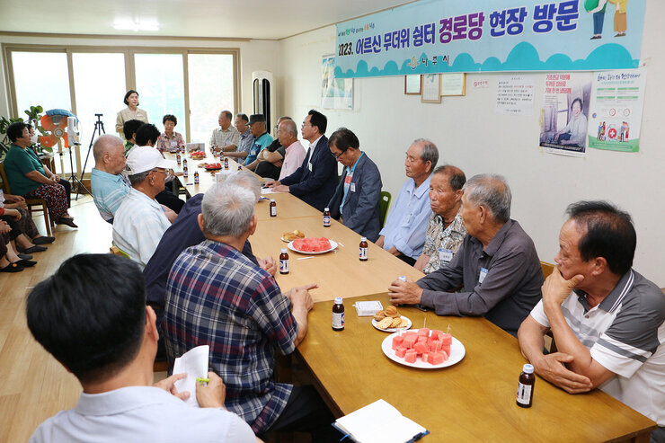 무더위 쉼터 방문 - 공산면 나주시장과 공산면 경로당 어르신들이 자리에 앉아 있는 모습