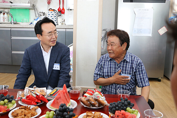 무더위 쉼터 방문 - 영산동 나주시장이 일어  서신 여자 어르신의 질문을 경청하고 있는 모습