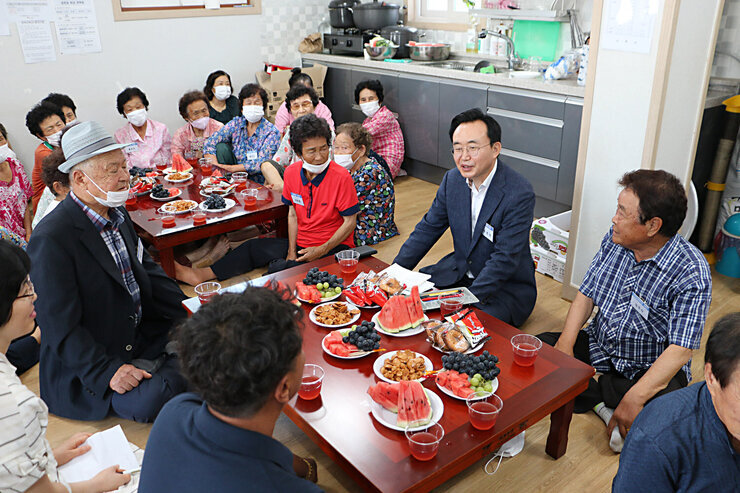 무더위 쉼터 방문 - 영산동 나주시장이 남성 어르신과 대화를 나누는 모습 근접촬영