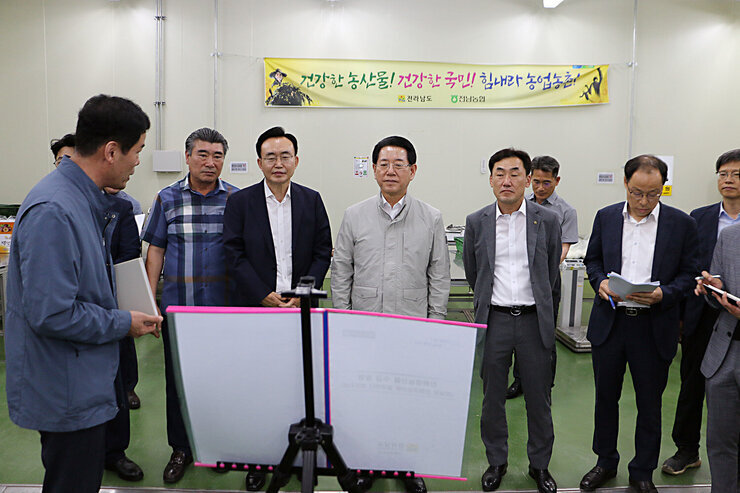 친환경농산문 종합물류센터 전남도지사 방문 나주시장과 전남지사 및 관계자들이 물류센터 현황을 보고 받고 있는 모습