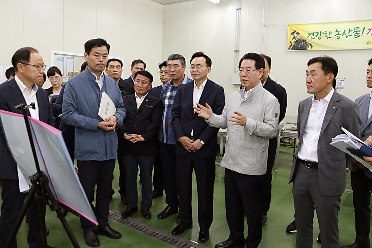 친환경농산문 종합물류센터 전남도지사 방문 전남도지사가 보고 받은 내용에 대해 두팔을 올려가며 문의를 하고 있는 모습