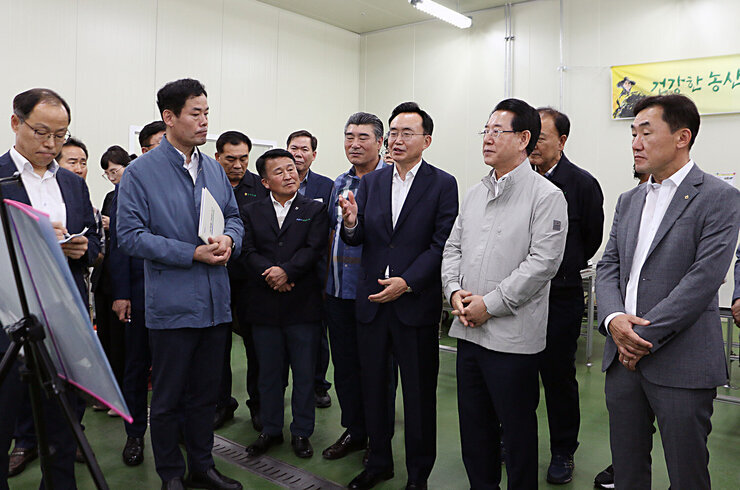 친환경농산문 종합물류센터 전남도지사 방문 나주시장이 한손을 올리며 보고 받은 내용에 덧붙여 이야기를 하고 있는 모습