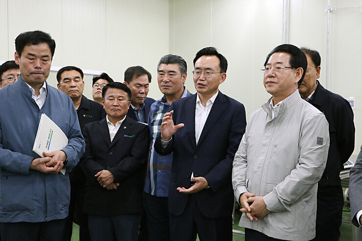 친환경농산문 종합물류센터 전남도지사 방문 나주시장이 전남지사에게 현황에 대해 이야기 하고 있는 모습 근접촬영
