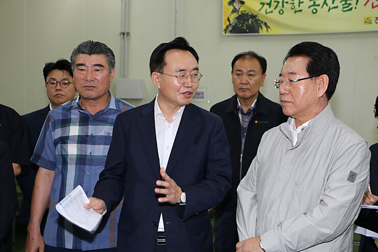 친환경농산문 종합물류센터 전남도지사 방문 나주시장이 서 있는 전남도지사를 바라보며 이야기를 하고 있는 모습