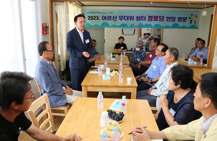 문명면 무더위 쉼터 방문 나주시장이 자리에 서서 앉아 있는 어르신들께 인사말을 하고 있는 모습
