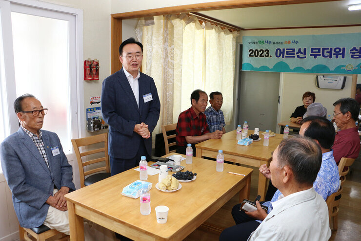 문명면 무더위 쉼터 방문 나주시장의 인사말 모습 근접촬영