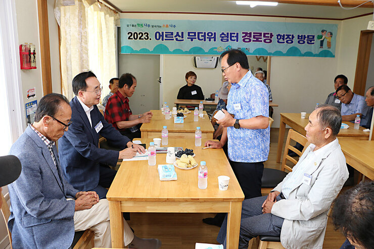 문명면 무더위 쉼터 방문 남성 어르신이 자리에 서서 시장님께 인사말을 건네는 모습