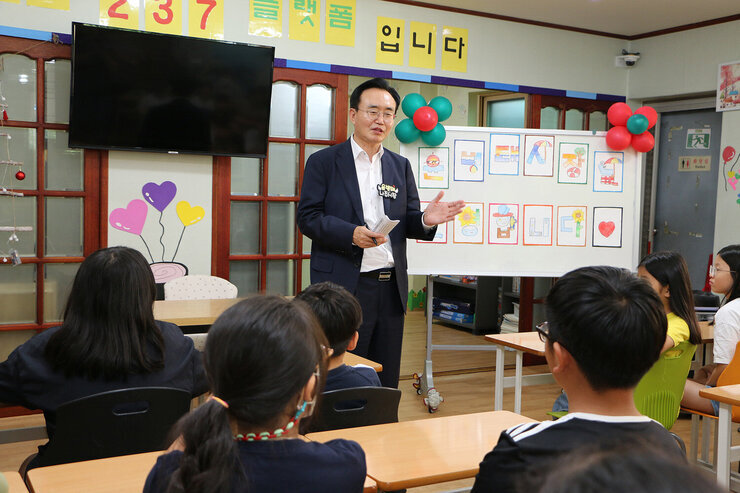 송월지역아동센터 방문 간담회 나주시장이 앉아 있는 아이들 앞에 서서 인사말을 하고 있는 모습