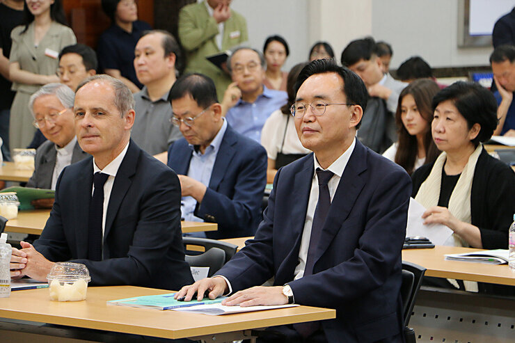 나주-프랑스 첫 만남 학술포럼 나주시장과 주한 프랑스 대사가 시청 대회의실에 앉아 있는 모습