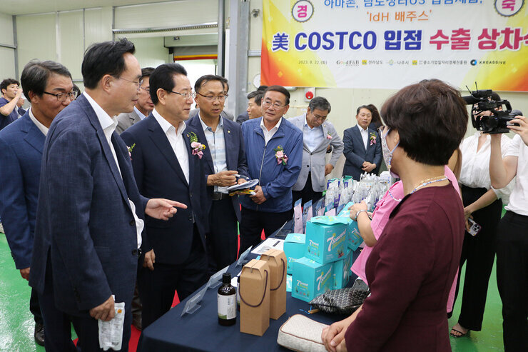 나주배 음료 미국 코스트코 첫 수출 상차식 나주시장과 전남도지사가 전시된 배 음료에 대해 설명을 듣고 있는 모습