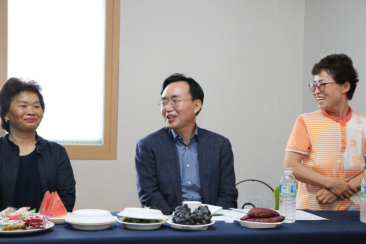 찾아가는 마을좌담회 나주시장과 양 옆에 앉아 있는 여성 어르신들과의 대화 모습