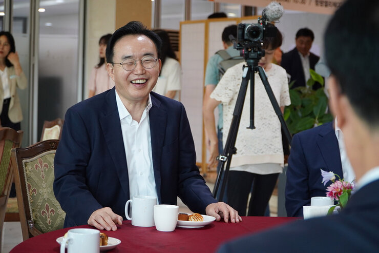 민선8기 전남 시장, 군수협의회 정례회 회의에 앞서 접견장에 마련된 T타임 시간에 나주시장이 자리에 앉아서 참석자와 대화하며 웃고 있는 모습
