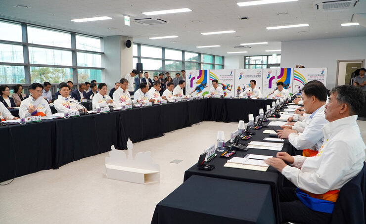전남도-시, 군 상생협력 간담회 전남지사와 나주시장 및 전남 시장, 군수들이 자리에 앉아 있는 모습