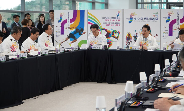 전남도-시, 군 상생협력 간담회 전남지사가 발언을 하고 있고 나주시장 외 지자체장들이 듣고 있는 모습
