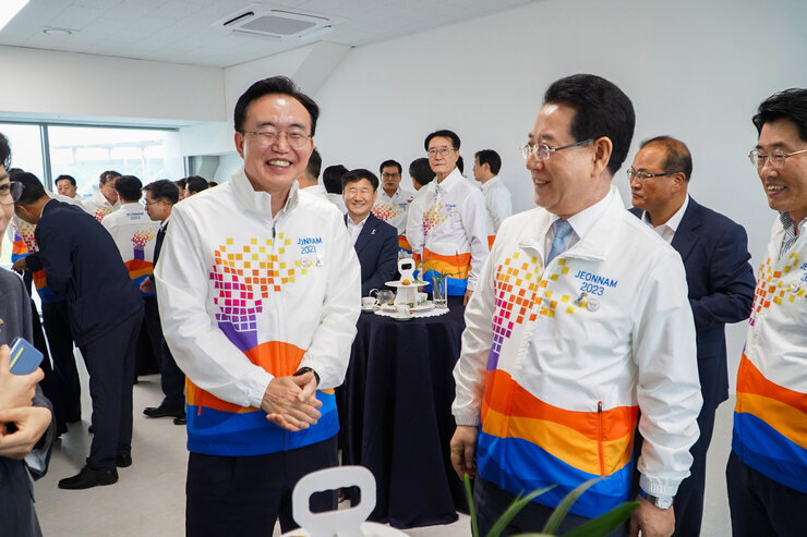 전남도-시, 군 상생협력 간담회 나주시장과 전남지사가 접견장에서 웃으며 대화를 나누고 있는 모습