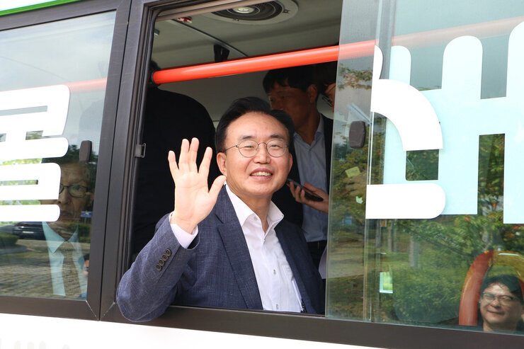 나주콜 버스 개통식 나주시장이 콜버스에 탑승해서 창문 밖으로 손을 흔들고 있는 모습