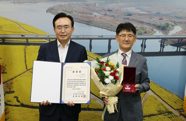 6.25전쟁 무공훈장 전수 나수징과 전수자가 기념촬영을 하고 있는 모습