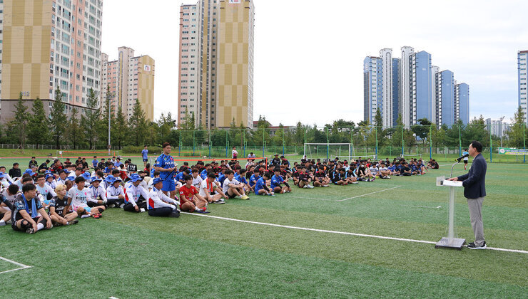 전남도지사기 생활체육 족구대회 측면에서 촬영한 나주시장의 축사모습과 앉아 있는 족구 동호인들의 모습 전체