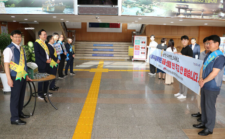 청렴한 추석명절보내기 캠페인 나주시장과 나주시부시장 및 감사실 직원들이 플래카드와 피켓을 들고 캠페인에 참여하고 있는 모습