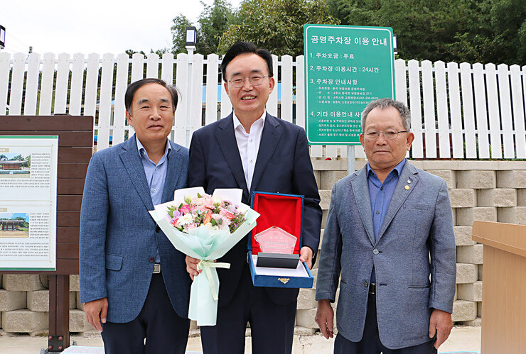 왕곡면 송죽2구 귀엽마을회관 준공식 마을대표 어르신 2명과 함께 나주시장이 기념촬영을 하고 있는 모습