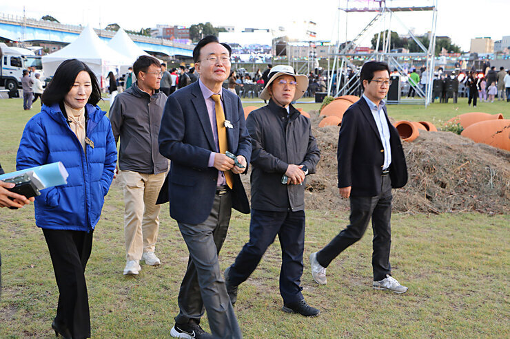 나주축제 전야제 K-POP댄스공연 및 현장투어 나주시장이 간부 공무원들과 축제장을 걷고 있는 모습
