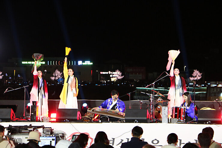 나주축제 - 마한소도제 여성 공연자 3명과 거문고연주자 등이 공연을 펼치고 있는 모습