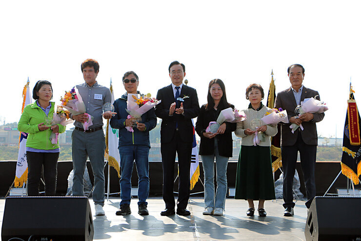 제12회 농업인 학습단체 한마음대회 나주시장과 상을 받은 6명이 기념촬영을 하고 있는 모습