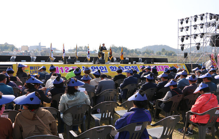 제12회 농업인 학습단체 한마음대회 무대 위에서 나주시장이 축사를 하고 있고 참서자들의 앉아 있는 뒷모습