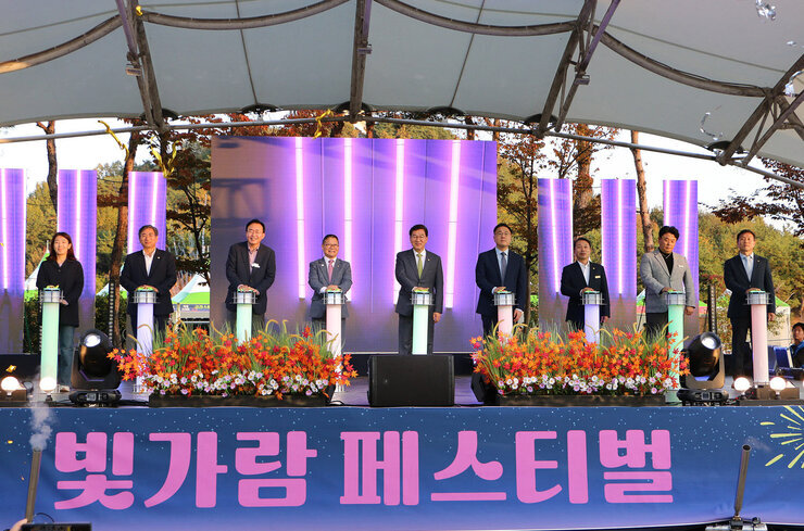 제9회 빛가람 페스티벌 개막식 나주시장과 관계자들이 퍼포먼스 발파 버튼을 누르는 모습