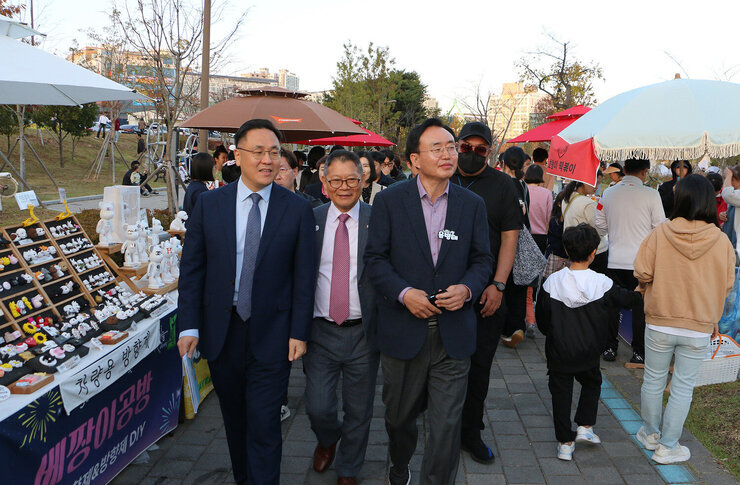 제9회 빛가람 페스티벌 개막식 나주시장이 관계자 두명과 현장에 마련된 부스 라운딩을 하고 있는 모습